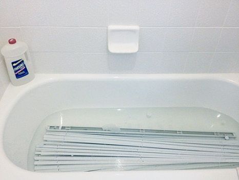 how-to-clean-venetian-blinds-in-the-bathtub