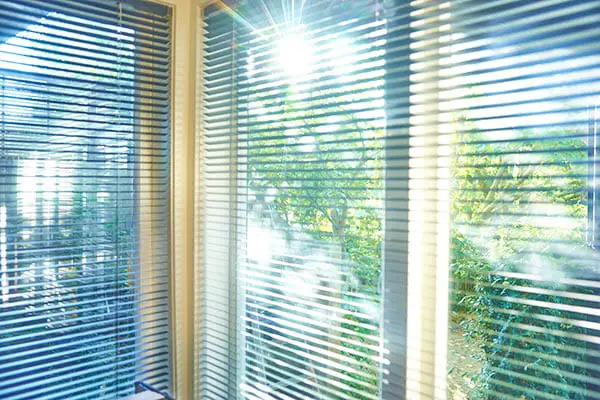 how-to-clean-sun-damaged-blinds