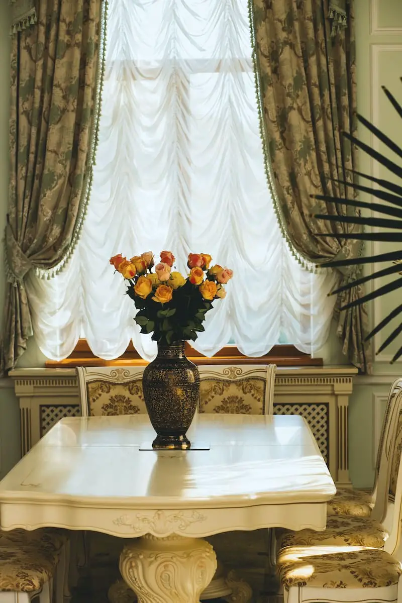 how-to-hang-curtains-on-windows-with-decorative-molding
