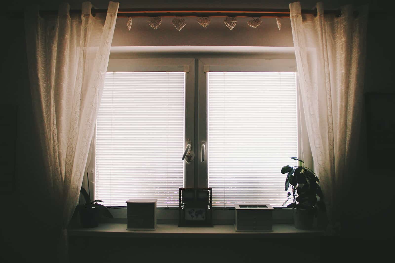 how-to-put-up-temporary-curtains