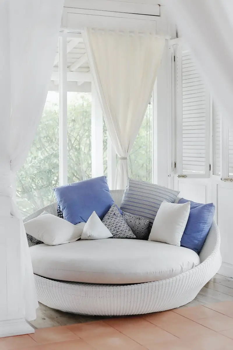 how-to-pick-a-curtain-rod-color-that-matches-your-style-and-decor