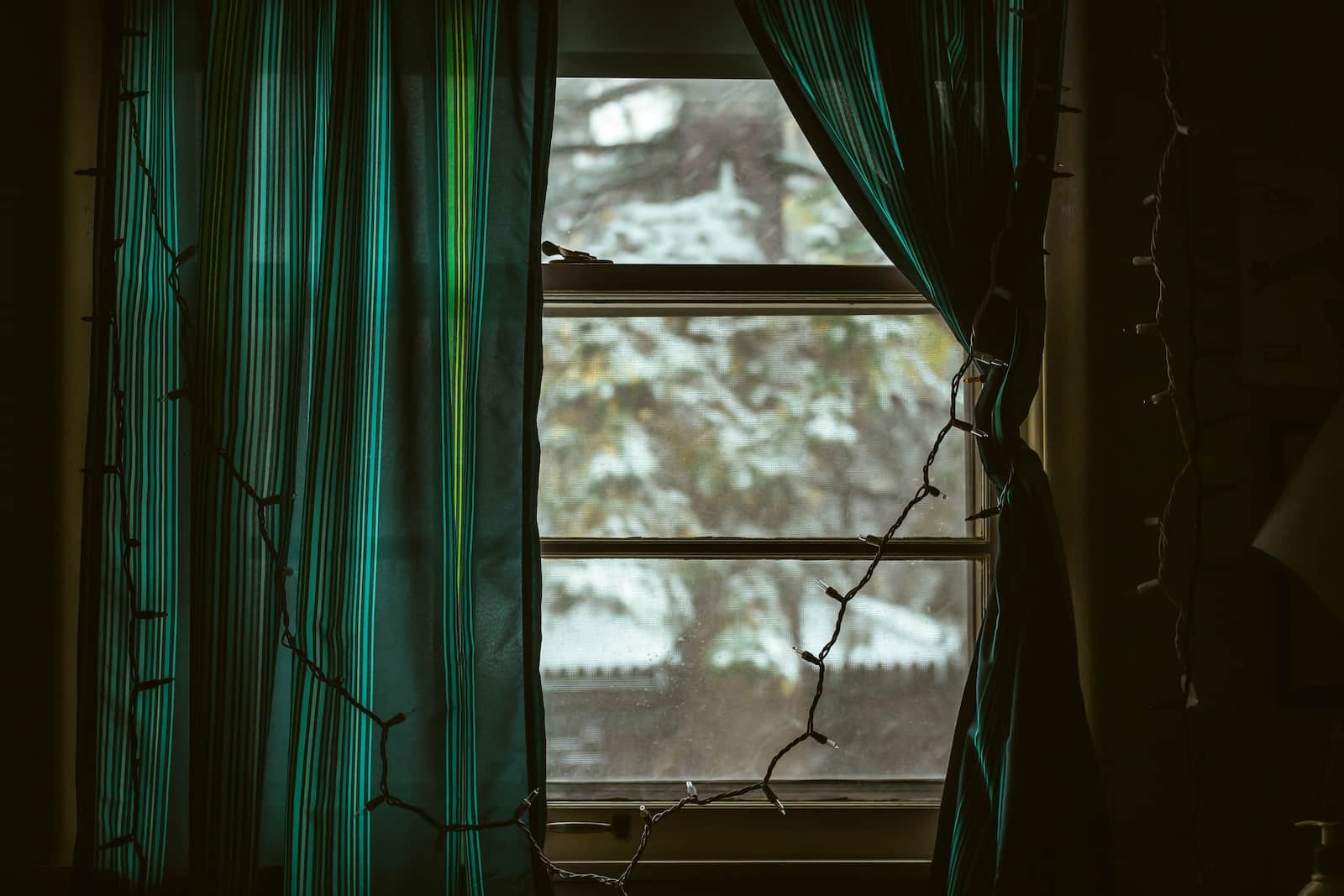 is-it-better-to-keep-curtains-closed-in-winter